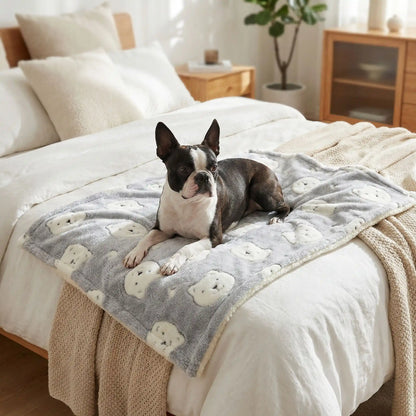 Tapis-pour-chiens-chiot en flanelle douche, hypoallergénique en coton ergonomique avec rebord surélevé de forme rectangulaire, lavable en machine et durable, resistant aux griffes et morsures légère, chaud et respirant-isolant du sol froid, comme couche supplémentaire pour coussin, lit, panier pour chien-un petit chien couché confortablement sur son tapis gris avec motif mignon sur le lit de la chambre de l'appartement