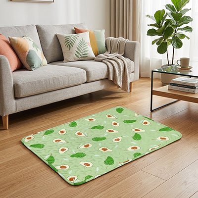 Tapis-pour-chiens-100% imperméable, 100 %coton haute densité lavable en machine, polyvalent, solide et résistant aux griffes, rafraichissant pour l'été et confortable en hiver, protège vos sols et vos meubles, disponible en 4 tailles du XS au L pour chiot et chien de petite à moyenne taille de 0 à 25 kg avec motif mignon-gros plan sur le tapis vert avec motif mignon avocat de taille L sur le sol du salon de l'appartement