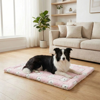 Tapis-pour-chiens-chiot en flanelle douche, hypoallergénique en coton ergonomique avec rebord surélevé de forme rectangulaire, lavable en machine et durable, resistant aux griffes et morsures légère, chaud et respirant-isolant du sol froid, comme couche supplémentaire pour coussin, lit, panier pour chien-un chien de taille moyenne couché confortablement sur son tapis rose avec motif mignon sur le sol du salon de l'appartement