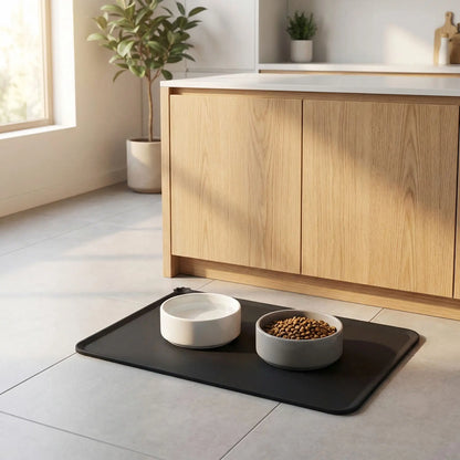 Tapis-pour-gamelle-chien-chiot en siliconne alimentaire sans BPA, résistant, 100% imperméable, résistant et durable, lavable en lave vaisselle-gros plan sur le tapis pour gamelle noir pour chien avec deux gamelles céramiques pour l'eau et les croquettes qui protège le sol de la cuisine des salissures