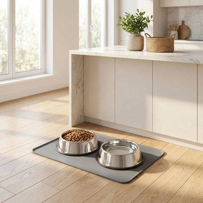 Tapis-pour-gamelle-chien-chiot en siliconne alimentaire sans BPA, résistant, 100% imperméable, résistant et durable, lavable en lave vaisselle-gros plan sur le tapis pour gamelle gris pour chien avec deux gamelles inox pour l'eau et les croquettes qui protège le sol de la cuisine des salissures