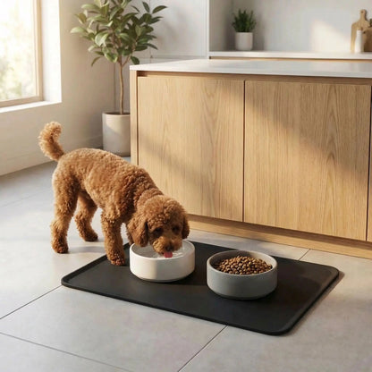 Tapis-pour-gamelle-chien-chiot en siliconne alimentaire sans BPA, résistant, 100% imperméable, résistant et durable, lavable en lave vaisselle-un caniche qui boit dans sa gamelle d'eau sur le tapis pour gamelle noir pour chien qui protège le sol du salon des salissures
