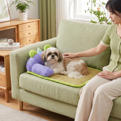 Tapis-rafraichissant-chien-petit-antidérapant, imperméable, résistant aux griffes, déhoussable et lavable avec traversin, antidérapant, matelas et coussin en U rembourré 100% coton haute densité ergonomique pour le cou, sécurisant pour les petites races de chien et chiots de 0 à 7 kilos maximum-un petit chien couché confortablement en contre le coussin en forme de U rembourré et épais sur le tapis rafraichissant à côté de sa maitresse, tout deux sur le canapé pour des câlins ensemble dans le salon en été