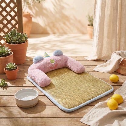Tapis-rafraichissant-chien-petit-antidérapant, imperméable, résistant aux griffes, déhoussable et lavable avec traversin, antidérapant, matelas et coussin en U rembourré 100% coton haute densité ergonomique pour le cou, sécurisant pour les petites races de chien et chiots de 0 à 7 kilos maximum-gros plan sur le tapis rafraichissant avec son traversin ultra doux en peluche rose pour chiot et chien de petite taille, en rotin et rembourrage 100% coton haute densité, résistant aux griffes et morsures 