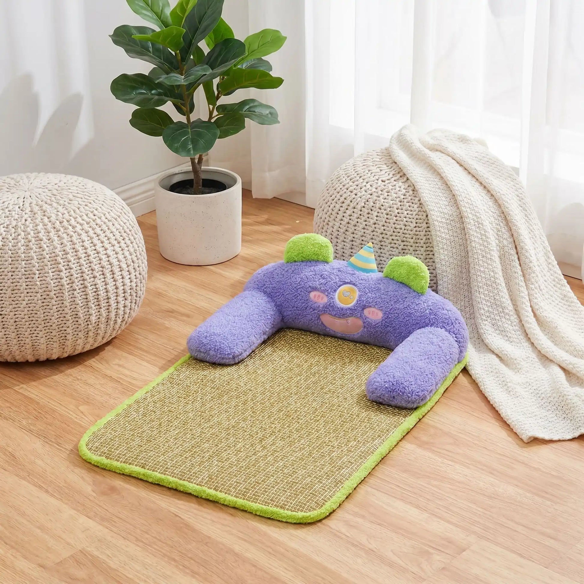 Tapis-rafraichissant-chien-petit-antidérapant, imperméable, résistant aux griffes, déhoussable et lavable avec traversin intégré , matelas et coussin en U rembourré 100% coton haute densité ergonomique pour le cou, sécurisant pour les petites races de chien et chiots de 0 à 7 kilos maximum-gros plan sur le tapis rafraichissant avec son traversin ultra doux en peluche de couleur violet pour chiot et chien de petite taille, en rotin et rembourrage 100% coton haute densité, résistant aux griffes et morsures 