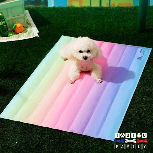 Tapis-rafraichissant-chien-gel-arc-en-ciel un chien couché sur le ventre pour se rafraichir en été avec les chaleurs sur son tapis qui le rafraichit au contact de son corps