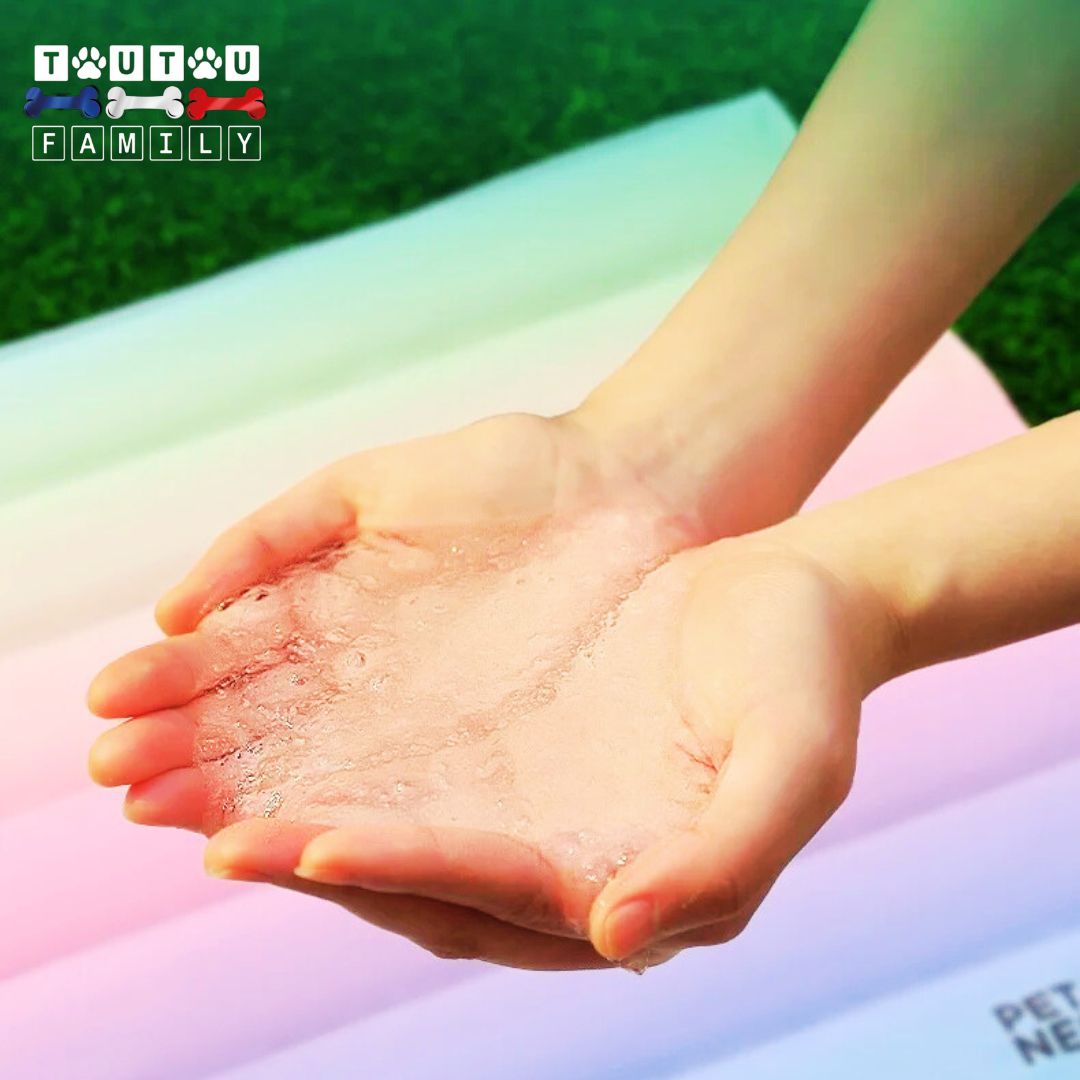 Tapis-rafraichissant-chien-gel-refroidissant non toxique sans danger, une personne qui tient dans ses mains le gel de cristal de glace contenu dans le tapis rafraichissant en PVC résistant aux griffes et morsures