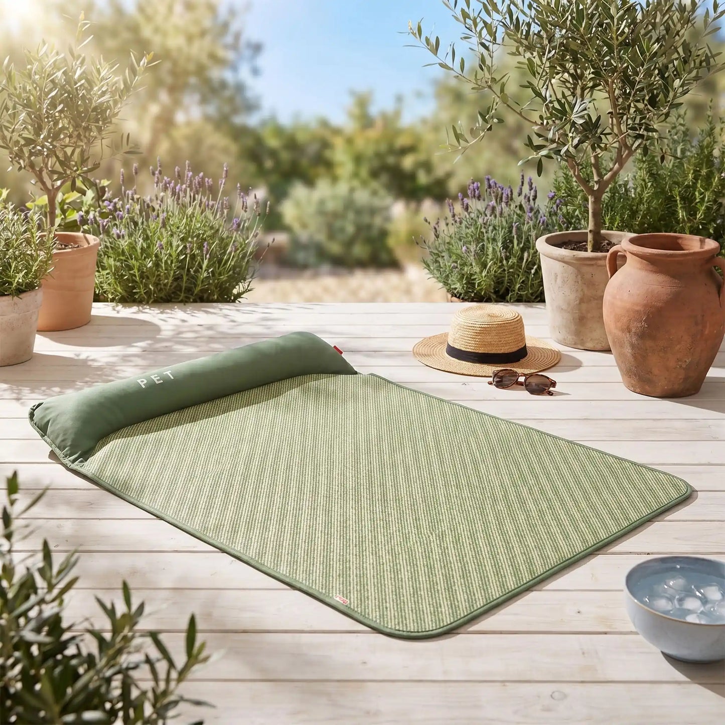 Tapis-rafraichissant-chien, antidérapant, imperméable, résistant aux griffes, lavable à l'eau avec traversin intégré , matelas et coussin rembourré 100% coton haute densité ergonomique pour le cou, sécurisant pour toutes les races de chien et chiot-gros plan sur le tapis rafraichissant taille xxl sur le sol de la terasse de la maison en été