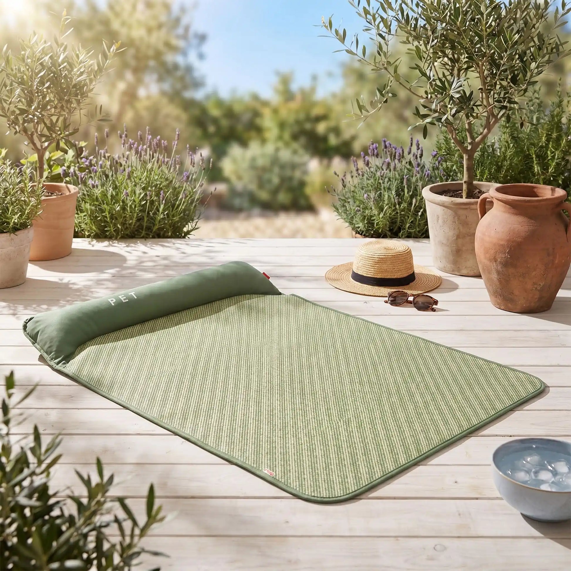 Tapis-rafraichissant-chien, antidérapant, imperméable, résistant aux griffes, lavable à l'eau avec traversin intégré , matelas et coussin rembourré 100% coton haute densité ergonomique pour le cou, sécurisant pour toutes les races de chien et chiot-gros plan sur le tapis rafraichissant taille xxl sur le sol de la terasse de la maison en été