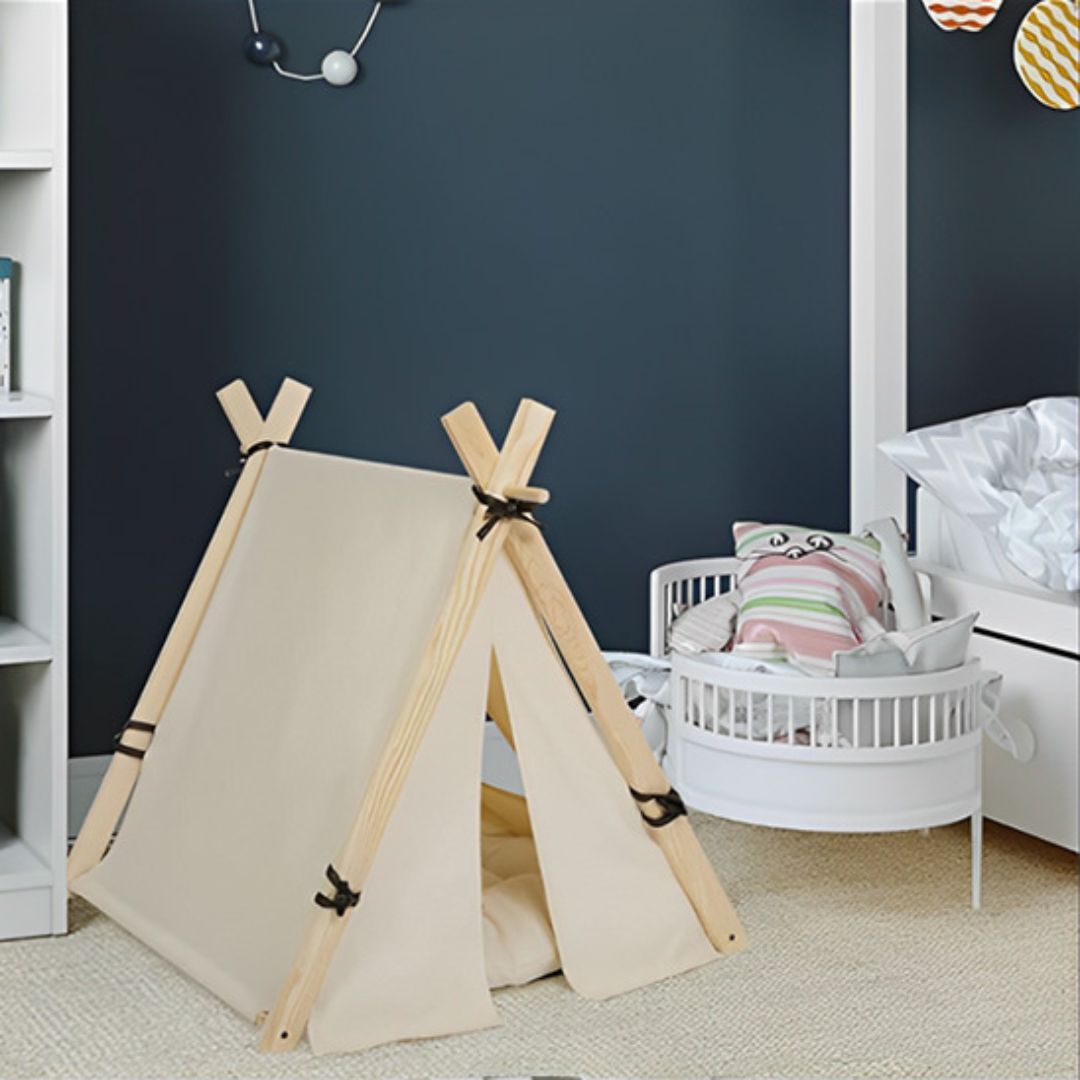 Tente-pour-chien-avec-coussin-100% coton et bois naturel avec attaches en cuir pour un design contemporain et soigné de couleur blanche-pliable et transportable