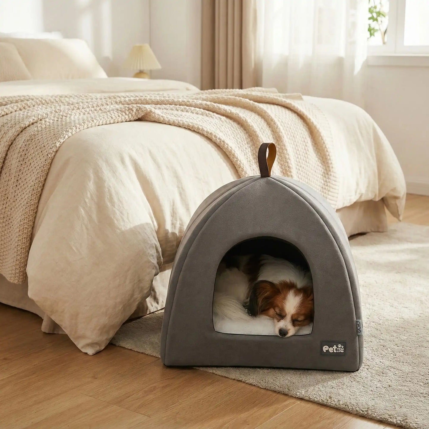 Tente-pour-chien-pliable avec poignée de transport, résistante compacte et légère, niche pour petits chien de race miniature ou toy de 0 à 3 kilos avec un coussin amovible et lavable en machine à laver, antidérapant et imperméable de couleur gris-un épagneul papillon qui dort paisiblement dans sa niche intérieur sur le coussin rembourré 100% coton de haute densité dans la chambre de la maison