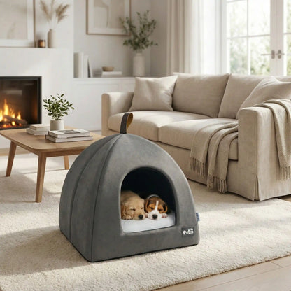 Tente-pour-chien-pliable avec poignée de transport, résistante compacte et légère, niche pour petits chien de race miniature ou toy de 0 à 3 kilos avec un coussin amovible et lavable en machine à laver, antidérapant et imperméable de couleur gris-deux chiots qui dorment côte à côte couchés confortablement dans leur niche intérieur sur le coussin rembourré 100% coton de haute densité dans la maison