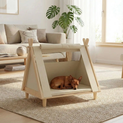 Tente-pour-chien-chiot-surélevé-bois naturel et tissu oxford 300D ultra-résistant et 100% imperméable avec une partie moustiquaire pour une circulation d'air optimale-un lit pour chiot et petit chien de 0 à 5 kilos solide et design écoresponsable dfe couleur crème avec son matelas ergonomique à mémoire de forme en éponge haute résilience 100% coton PP-un chien de petite taille dans sa mini niche imperméable et sur pieds en bois et matelas déhoussable et lavable en machine dans le salon de l'appartement