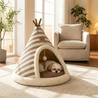Tipi-pour-chien-cocon-anti-anxiété-coton-coussin amovible au rembourrage 100% Coton PP antidérapant et imperméable hypoallergénique et chaud-design mignon rayure avec une balle interactive en peluche accorché à l'entrée- pour chiot et chien de petite taille de 0 à 9 kilos-un Shih tzu qui dort paisiblement dans le tipi douillet sur le coussin ergonomique 100% coton amovible et lavable en machine dans le salon de l'appartement