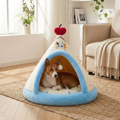 Tipi-pour-chien-de-petite-à-moyenne-taille-douillet chaud en velours et 100% coton avec son coussin intérieur rond moelleux et &pais lavable en machine hypoallergénique avec jouet interactif avec sa balle avec corde intégré- de couleur bleu et jaune clair pour chiot et chien de 0 à 15 kg maximum- fond antidérapant et imperméable-un chien de taille moyenne à poils court couché confortablement à l'abri du sol froid et des courants d'air dans son tipi bleu avec coeur rouge au sommet dans le salon