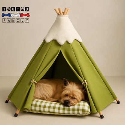 Tipi-pour-chien-tente-petit-chien-chiot-un petit chien qui dort sereinement en boule dans son tipi lavable et déhoussable avec pied antidérapant et structure solide et stable
