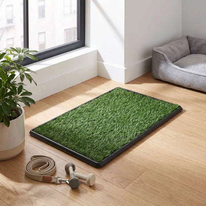 Toilette-chien-chiot-gazon-antidérapant, 3 couches : un plateau de recueil, une grille drainante, surface de pelouse artificielle douce et résistante, le tout lavable à l'eau, réutilisable, économique, matériaux écoresponsable et non toxique pour chiot et chien de petite race de 0 à 8 kilos max, utilisation intérieure et extérieure- gros plan sur les toilettes en gazon pour chien en plastique incassable et pelouse artificielle anti uv sur le sol du salon de l'appartement