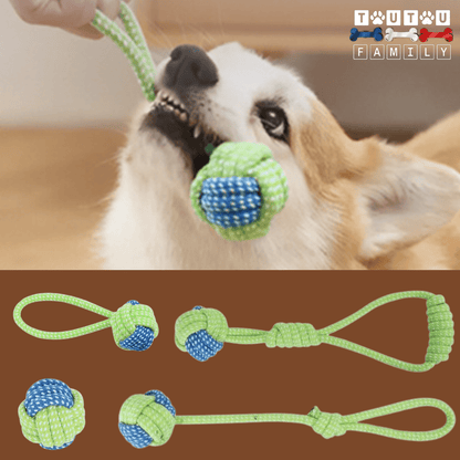 Balle-pour-chien-avec-corde-chiot-avec-noeuds-solides, vendues en lot de 4 ou 7 jouet avec différentes balles et longueur de corde, jouet à mâcher et balles en corde en coton et polyester doux et ultra-résistante -gros plan sur le lot de 4 balles, 3 avec cordes de différentes longueurs pour jeux tugs et une balle simple en corde tressée pour chiens et chiots