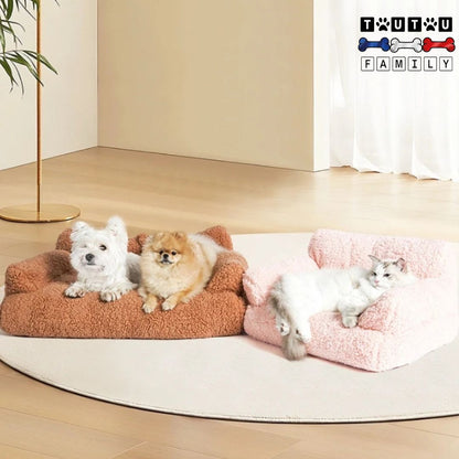 canapes-pour-chiens-ergonomique-un-westie-et-un-pékinois-couché-tout-les-deux-confortablement-sur-le-canapé-doux-et-moelleux-marron-dans-le-salon