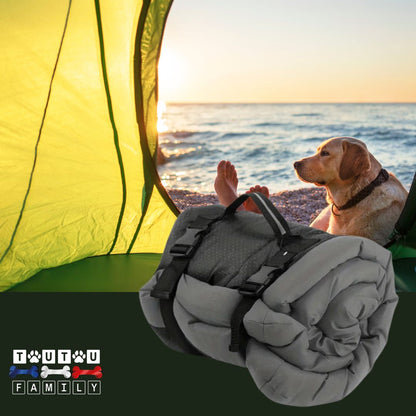 Couchage-pour-chien-pliable-avec-sangles-gris un golden retriever couché avec son tapis pliable gris 100% imperméable dans la tente sur la plage avec son maitre