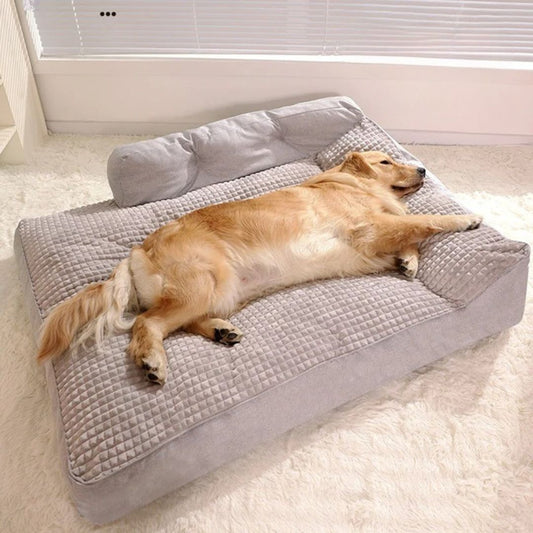 Coussin-pour-chien-xxl-xl-pour-grand-chien déhoussable et lavable en machine-imperméable-un très grand chien qui dort couché de tout son long sur le grand coussin rectangulaire gris avec traversin en L dans le salon de la maison