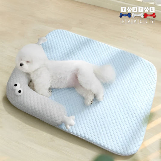 coussin-rafraichissant-pour-chien-climatise-bichon-blanc-sa-tete-posé-sur-le-traversin-intégré-du-coussin