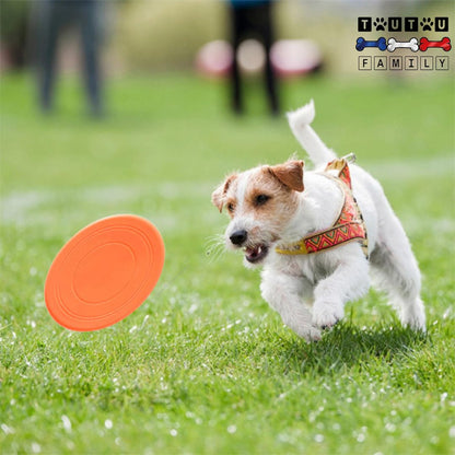 Frisbee-pour-chien-caoutchouc-100%-naturel-disque-volant-pour-chien-un-chien-qui-court-à-toute-vitesse-derrière-son-disque-volant-orange-au-parc