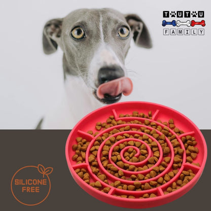 Gamelle-chien-anti-glouton-spirale-rouge-un-chien-de-grande-taille-qui-se-lèche-les-babines-devant-la-gamelle-labyrinthe-anti-glouton-qui-ralentit-l-ingestion-des-aliments-pour-une-meilleur-digestion