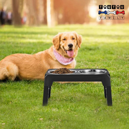 Gamelle-chien-surélevée-pliable-pour-très-grand-chien-gamelles-inox-camping-voyage-intérieur-extérieur-un-chien-de-grande-taille-allongée-à-côté-son-support-à-gamelle-double-au-parc