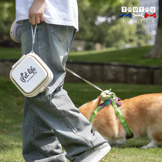 Gamelle-chien-2-en-1-double-gamelle-un-chien-et-son-maître-en-balade-avec-sa-gamelle-pliable-dans-la-main-avec-sa poignée-de-transport-pratique