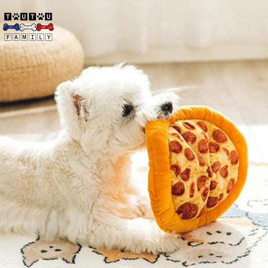 Jouet-pour-chien-en-peluche-chiot-sécurisé-avec-couineur-résistante-souple-douce-pour-les-gencive-idéal-pour-les-chiot-jouet-en-forme-de-pizza-originale-à-mâcher-jouet-anti-anxiété-relaxant-pour-chien-un-petit-chien-qui-mord-tranquillement-couché-dans-son-salon