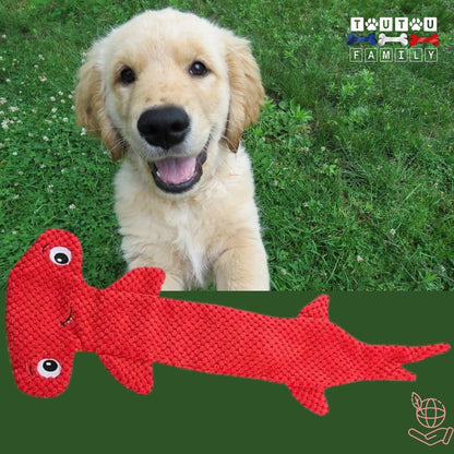 Jouet-pour-chien-peluche-requin-marteau-rouge-un-golden-qui-attend-avec-joie-sa-peluche