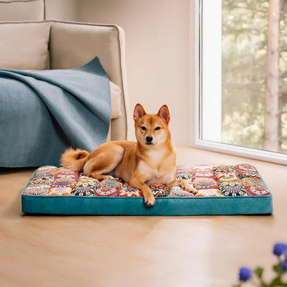 lit-orthopédique-chien-matelas-bohème-fait main-artisanal-turquoise avec mosaïque remplissage 100% Coton haute densité-déhoussable et lavable en machine antidérapant avec poignée de transport-un chien de taille moyenne couché confortablement sur son lit à mémoire de forme turquoise et motif coloré dans le salon de l'appartement