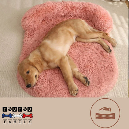 Lit-pour-chien-matelas-orthopédique-rose-un-chien-couché-de-tout-son-long-sur-le-lit-xxl-confortable-avec-matelas-à-mémoire-de-forme