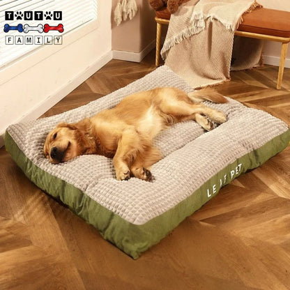 Lit-pour-chien-xxl-déhoussable-pliable, transportable, indéformable, lavable en machine et imperméable, résistant et doux un golden qui dort paisiblement dans son grand lit rembourré 100% coton dans son salon