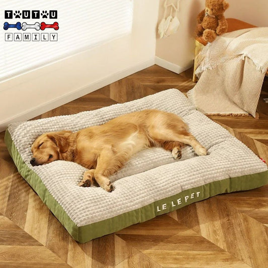 Lit-pour-chien-xxl-déhoussable-antidérapant lavable en machine 100% imperméable rembourrage 100% coton hypoallergénique haute densité un golden retriever qui dort confortablement sur son lit gris et vert ergonomique qui protège ses articulatiions
