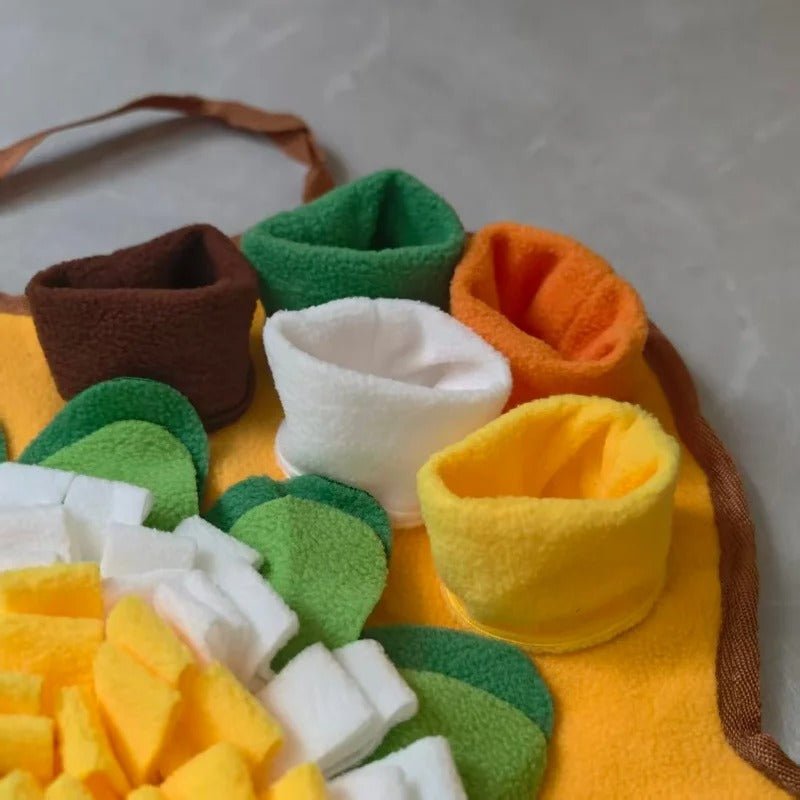 Tapis-de-fouille-chien-chiot, avec 6 compartiments de cachettes différentes, jouet intelligent pour chien et d'occupation pour un entrainement cognitif optimal, couleurs vives pour des contraste visible pour le chien, avec un pouet sonore, en feutre doux lavable en machine à 30° et antidérapant-gros plan sur les 5 cachettes en tubes en feutre pour une difficulté supplémentaire qui entraine son falir