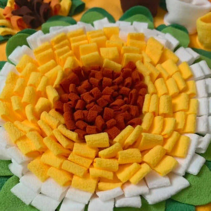 Tapis-de-fouille-chien-chiot, avec 6 compartiments de cachettes différentes, jouet intelligent pour chien et d'occupation pour un entrainement cognitif optimal, couleurs vives pour des contraste visible pour le chien, avec un pouet sonore, en feutre doux lavable en machine à 30° et antidérapant-gros plan sur le centre du grand tapis de fouille qui imite un petit buisson avec des multiples cachettes pour les croquettes ou friandises