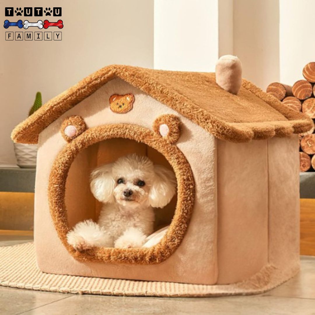 niche-chien-interieur-ours-pliable-transport-un-caniche-nain-couché-confortablement-dans-sa-niche-en-polaire-et-coton-sur-son-coussin-interieur-en-coton