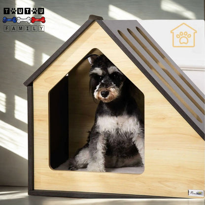 niche-pour-chien-intérieur-design-bois-coussin-coton, un petit chien assis dans sa niche en bois résistante et solide avec un toit avec trois ouvertures pour une bonne ventilation, porche spacieux avec hauteur en forme de maison avec coussin intérieur épais 100 coton haute densité et sa housse imitation de peau de mouton lavable en machine-niche pour petit chien écoresponsable et écologique
