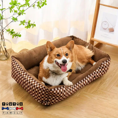 panier-chien-velours-un-chien-de-taille-moyenne-blotti-dans-son-panier-en-velours-doux-de-couleur-marron-avec-des-imprimé-à-carreaux