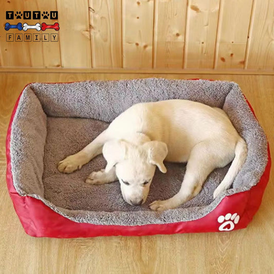 panier-chien-douillet-transportable-lavable-un-chiot-labrador-qui-dort-enroulé-dans-son-panier-en-coton