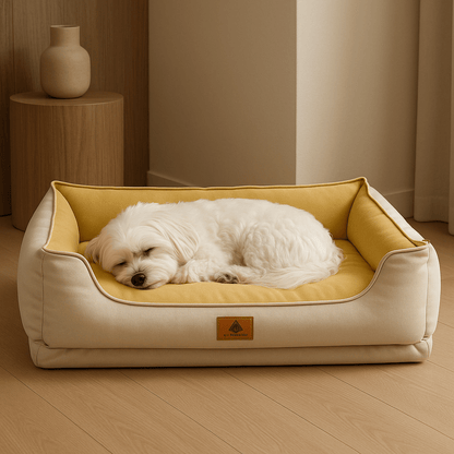 panier-petit-chien-anti-stress-orthopédique-déhoussable et lavable en machine-100% imperméable et résistant aux griffes-avec rebords rembourrés 100% coton haute densité-design-un petit chien qui dort en boule dans son panier ergonomique et apaisant dans la chambre de la maison