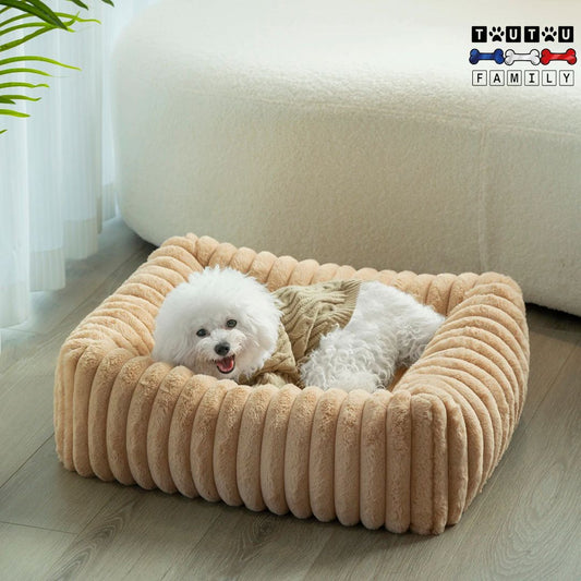 panier-petit-chien-marron-glace-un-caniche-nain-couché-en-boule-dans-son-panier-de-couleur-marron-beige-au-chaud-à-l-abri-des-courants-d-air-avec-ses-rebords-suréleves