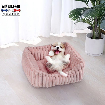 panier-petit-chien-épais-durable-un-petit-chien-sur-le-dos-les-pattes-en-l-air-dans-son-panier-doux-de-couleur-rose-dans-le-salon