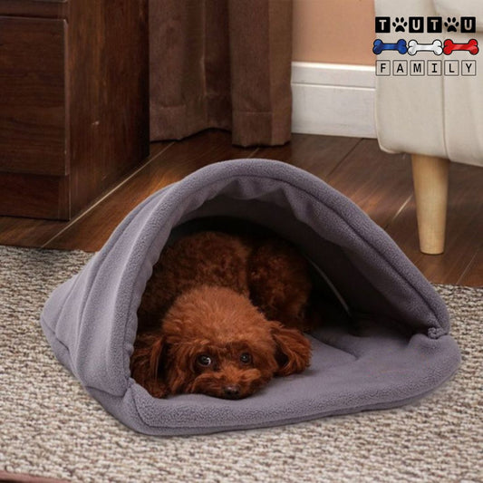 Panier-pour-chien-anti-stress-laine-coton-un-petit-caniche-marron-couché-dans-son-panier-en-forme-de-coquille-chaud-en-coton-et-laine-lavable-en-machine-et-antidérapant