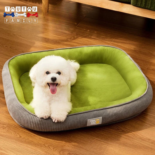 panier-pour-chien-ergonomique-avec-traversin dehoussable en daim et coton spacieux sécurisant avec son traversin intégré lavable en machine un coton de tuléar tout heureux dans son panier au soutien orthopédique dans son salon