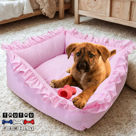 panier-pour-chien-avec-volant-un-chiot-couché-confrtablement-avec-son-jouet-entre-les-pattes-dans-le-panier-avec-coussin-rembourré-100%-coton-PP-3D-à-mémoire-de-forme-avec-rebords-surélevés