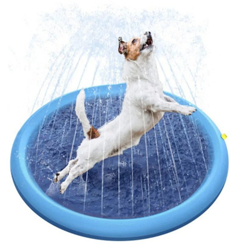 piscine-pour-chien-tapis-d-eau avec jet-installation instantané sans gonflage avec entrée pour le tuyau d'arrosage, fond antidérapant et résistant aux griffes-pliable et légère idéal pour les périodes estivales de grosse chaleur-un chien qui se rafraichit en sautant comme un fou dans la piscine plate comme un tapis d'eau avec jets dans le jardin de la maison en été