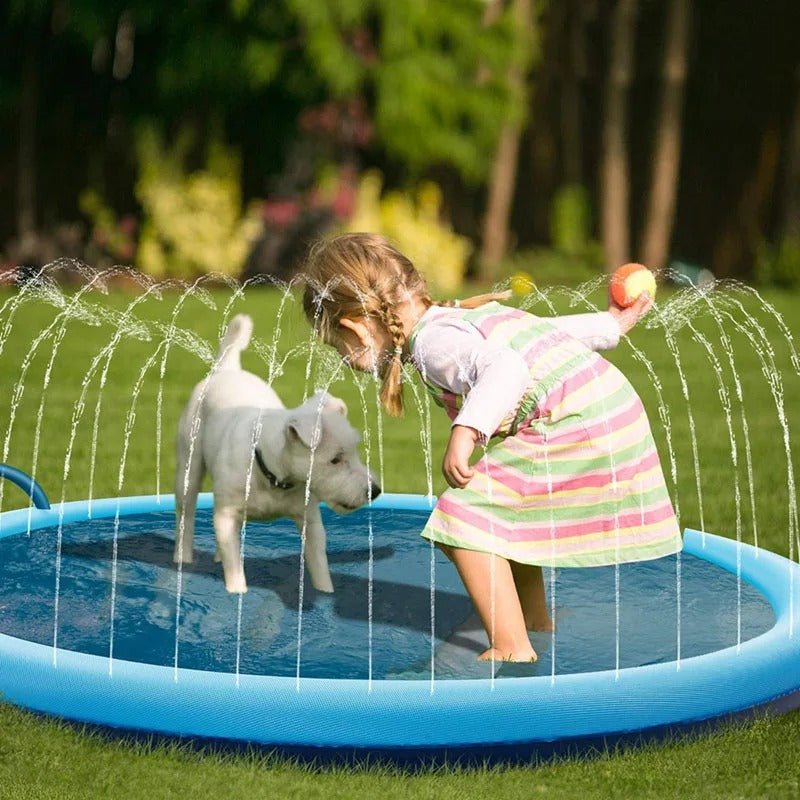 piscine-pour-chien-tapis-d-eau avec jet-installation instantané sans gonflage avec entrée pour le tuyau d'arrosage, fond antidérapant et résistant aux griffes-pliable et légère idéal pour les périodes estivales de grosse chaleur-un petit chien et une petite fille qui se rafraichissent dans la piscine plate comme un tapis d'eau avec jets dans le jardin de la maison en été